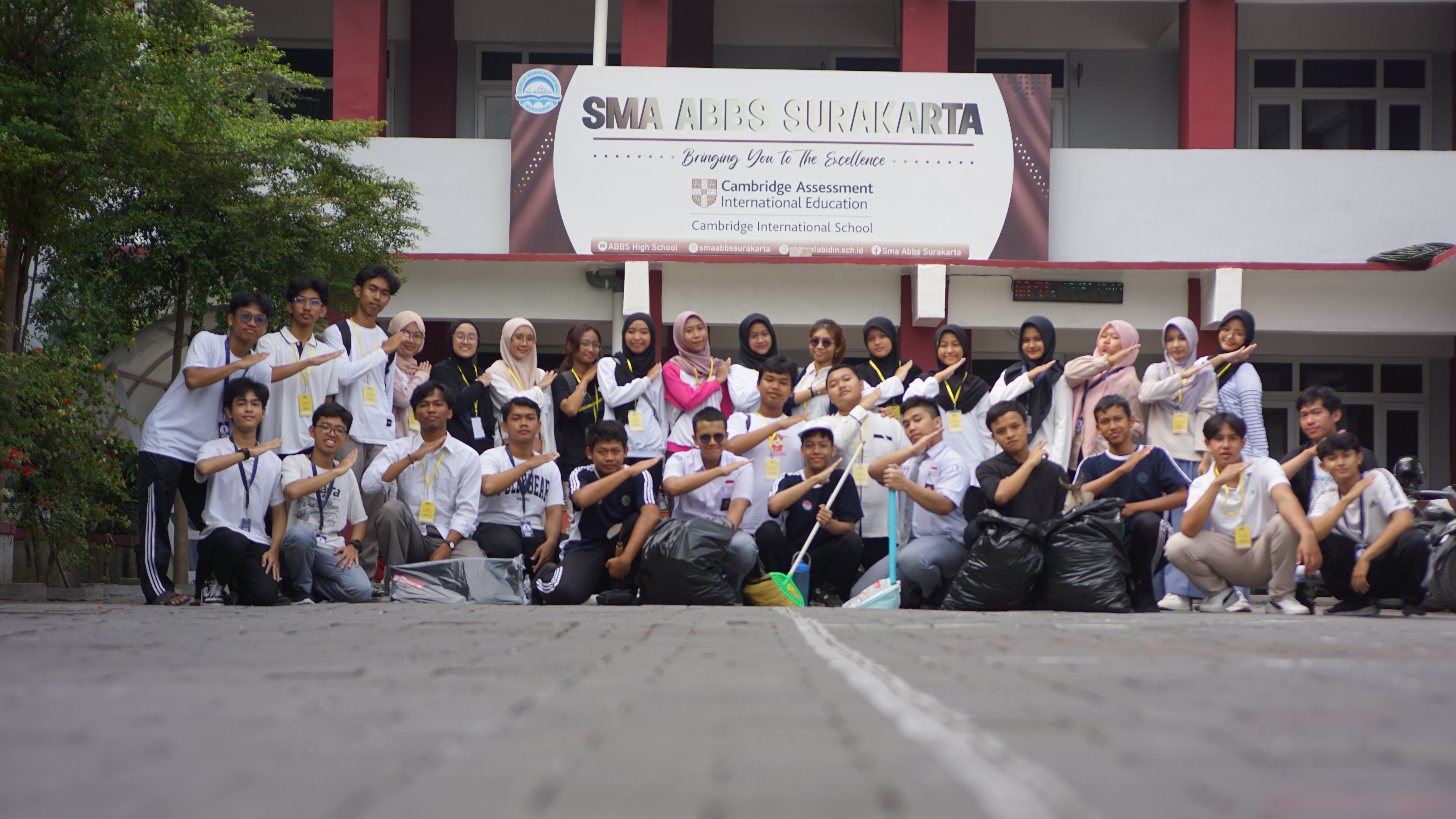 YOT Plogging x SMA ABBS Surakarta : Meningkatkan Kesadaran Akan Kebersihan Lingkungan